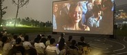 （操逼看黄片转载）成都秋夜“新耍法”：到公园看坝坝电影